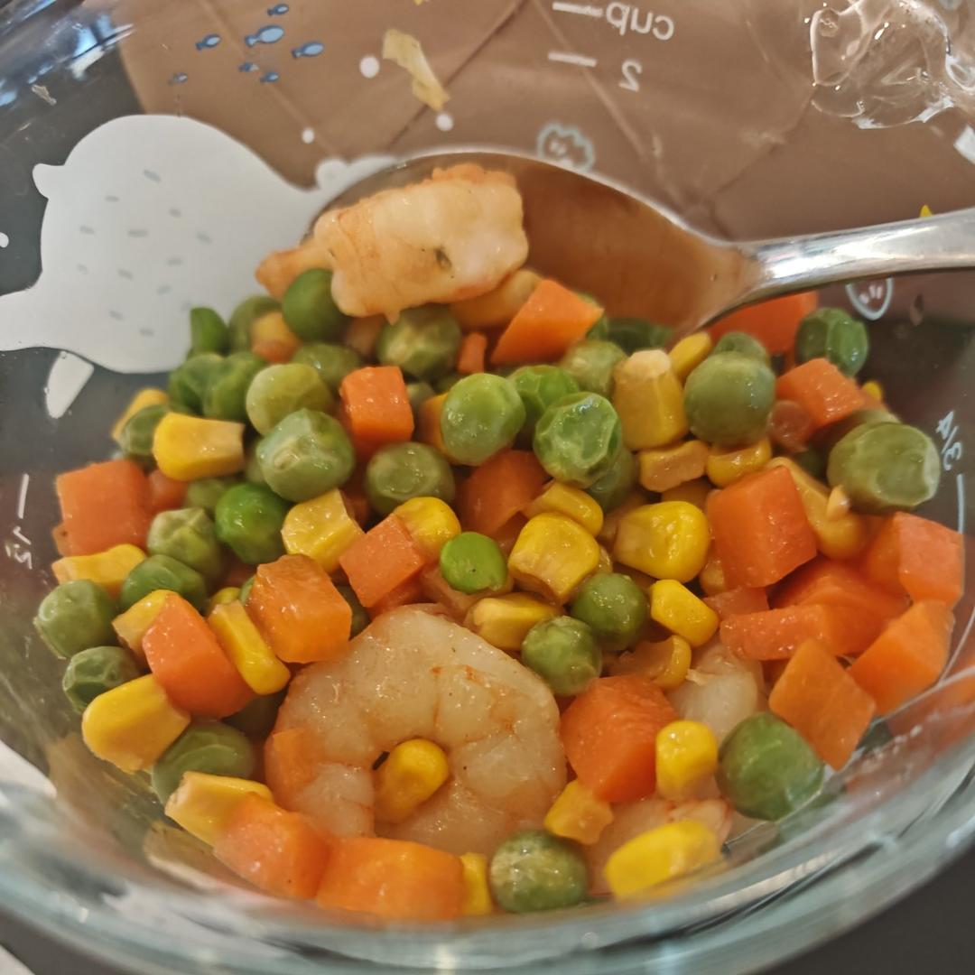 青豆，胡萝卜，玉米炒虾仁。