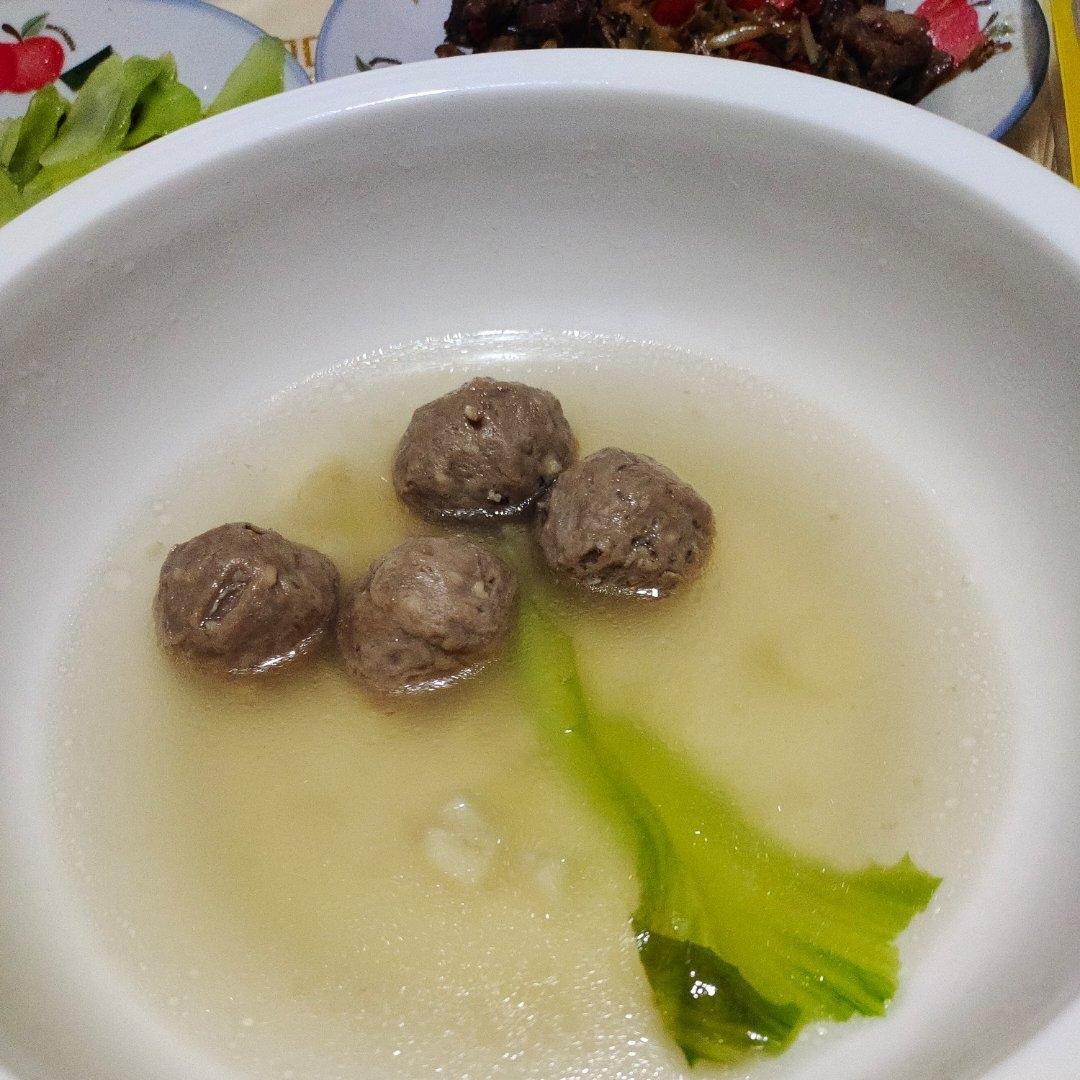 简单快手的潮汕家常汤-牛肉丸生菜汤