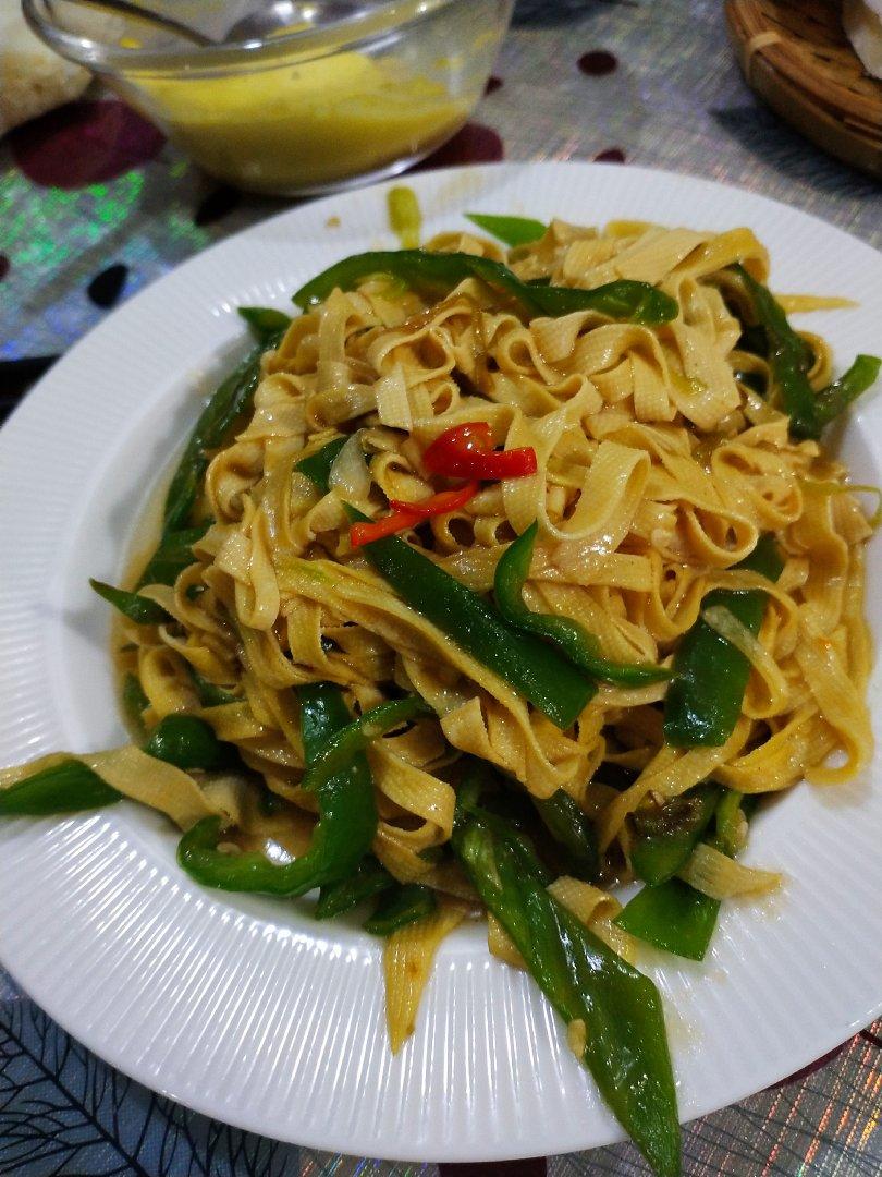 〈辣椒炒豆腐皮〉，经典家常菜。欣小厨 😉