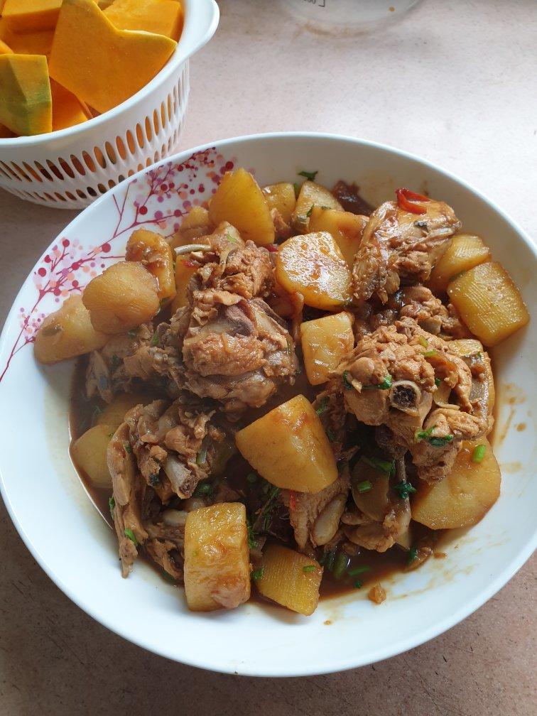 模范瑜伽兔子做的超级好吃的鸡骨架炖土豆