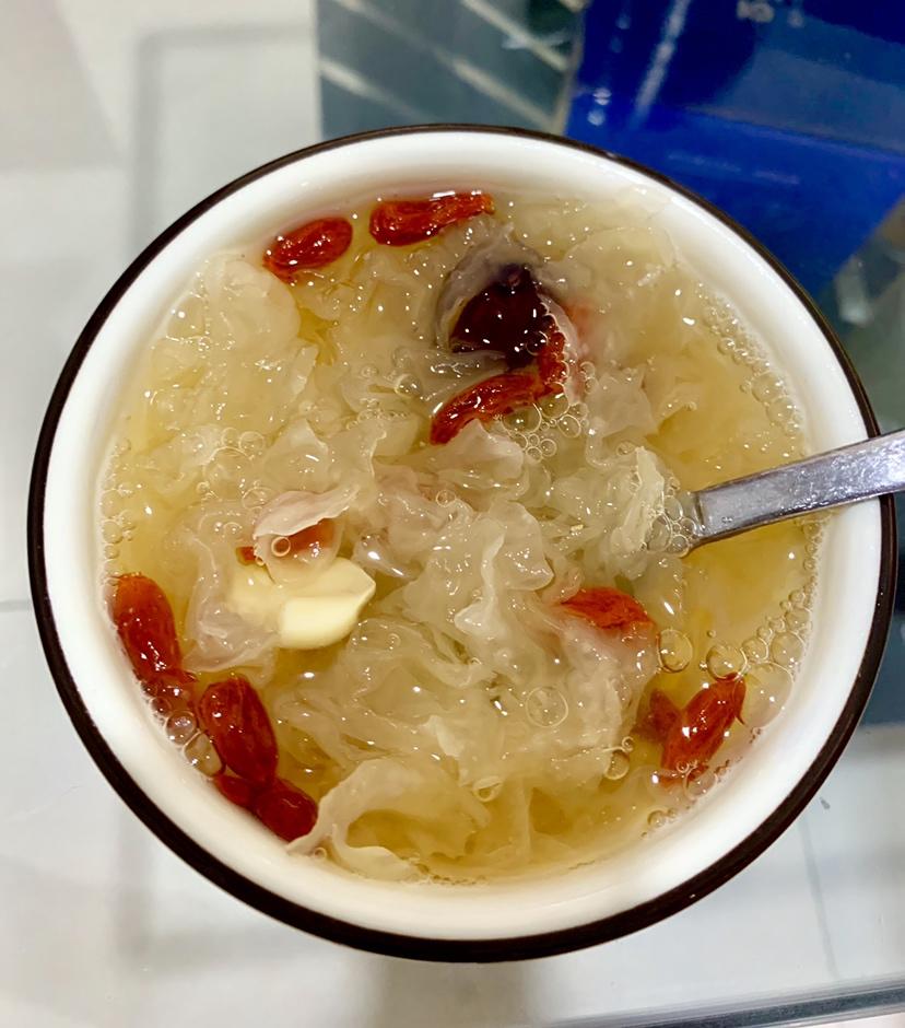 红枣湘莲银耳羹(简单粗暴还好吃)的做法
