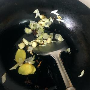 排骨炖土豆粉皮的做法 步骤4