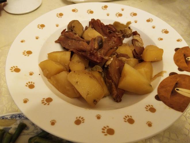 腊鸡腿炖土豆的做法
