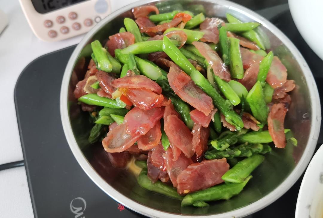 春之色😍芦笋炒香肠