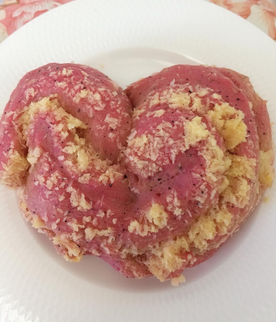 心形火龙果椰蓉面包