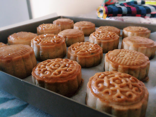 广式月饼—蛋黄莲蓉月饼