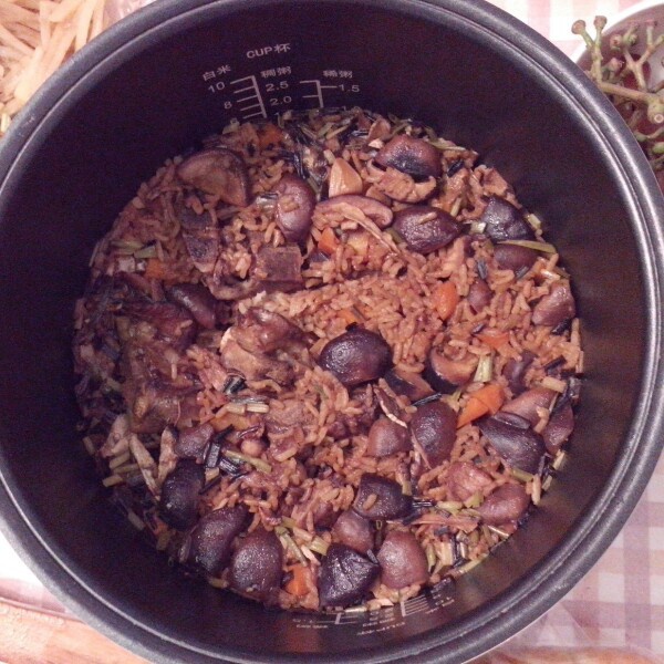 喷香排骨焖饭（爆好吃）