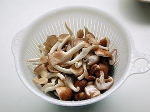 面筋蘑菇汤的做法 步骤3