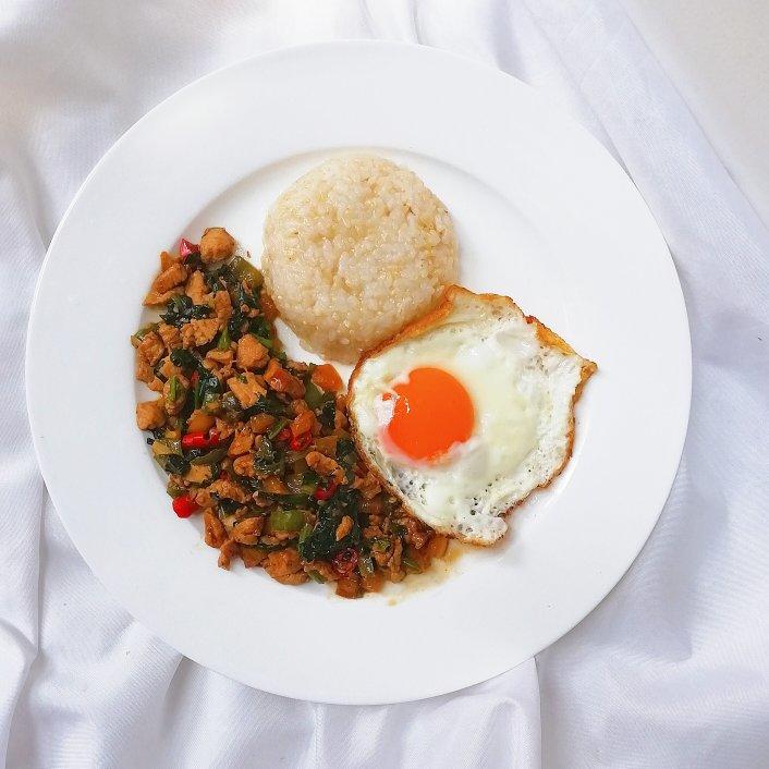 【美味的广场】好吃到刮碗底的泰式菠菜炒猪肉盖饭BY白种元 태국시 시금치고기 텊밤