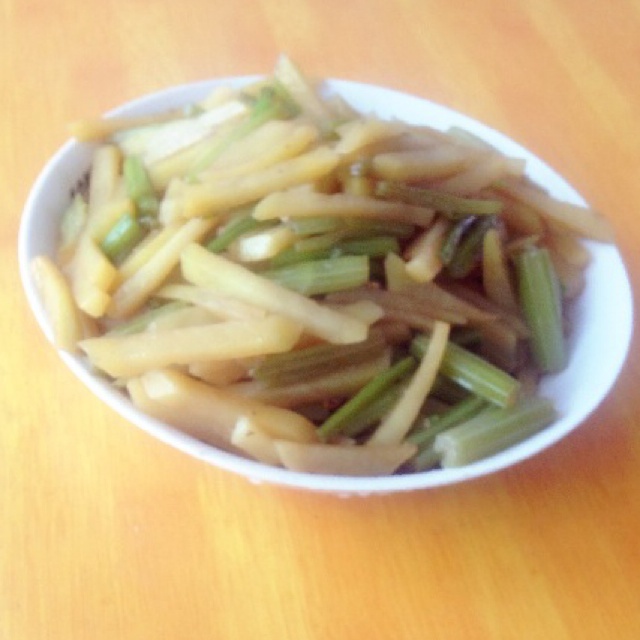 土豆炒芹菜