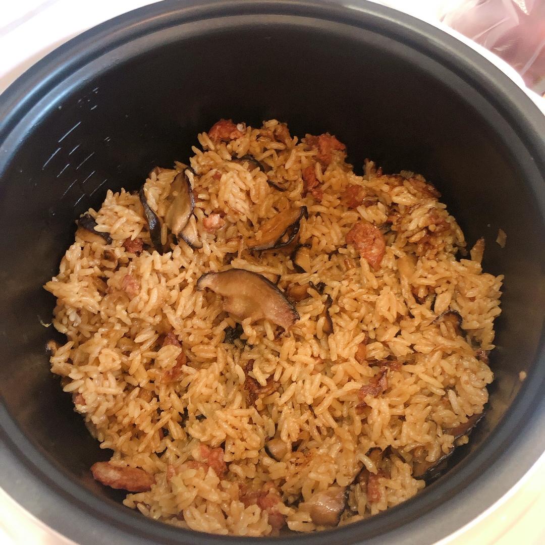 【香菇腊肠焖饭】