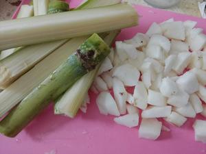 竹蔗茅根马蹄胡萝卜饮的做法 步骤1