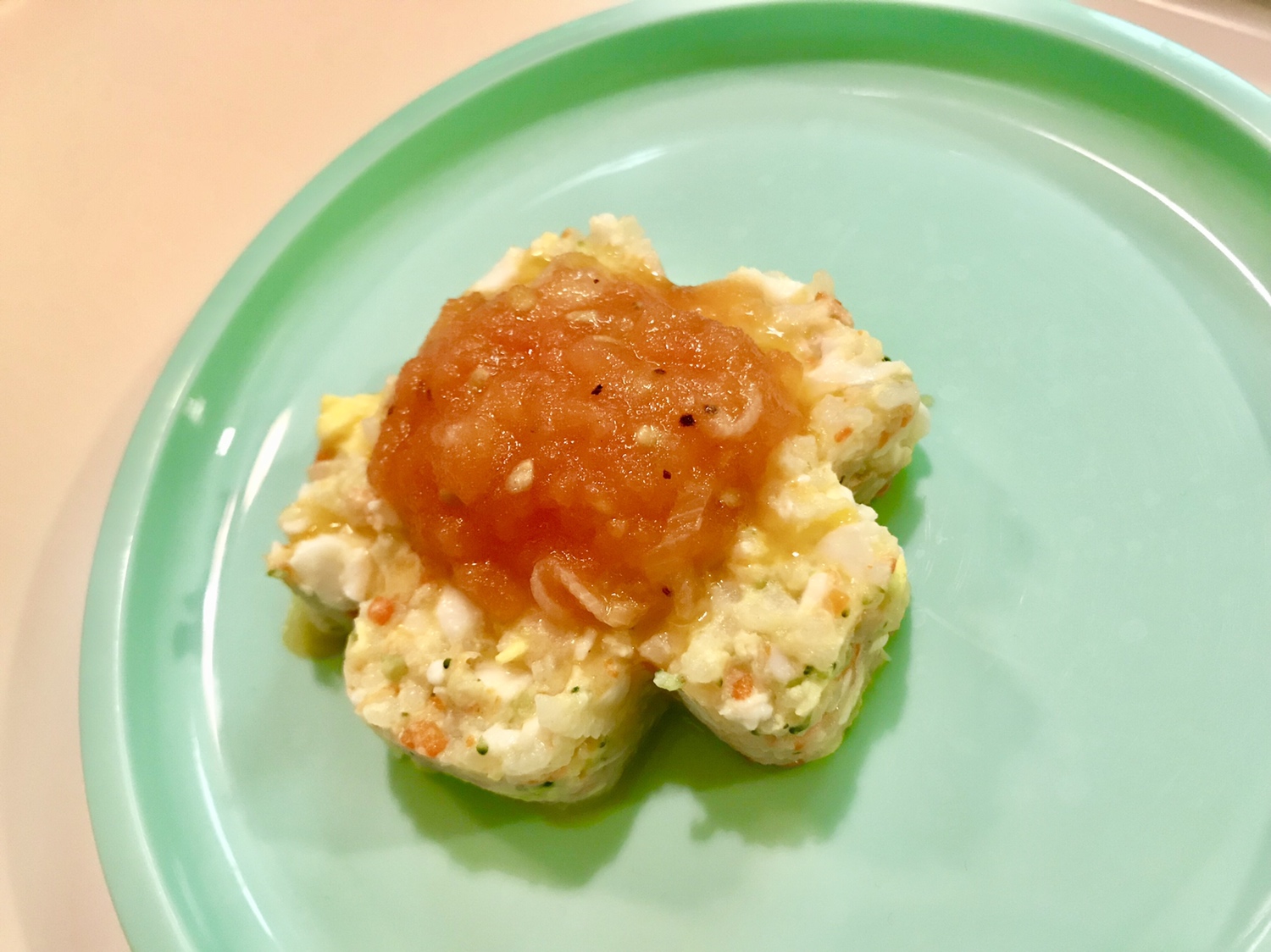 宝宝辅食（12+）：三文鱼蔬菜窝蛋煲仔饭的做法