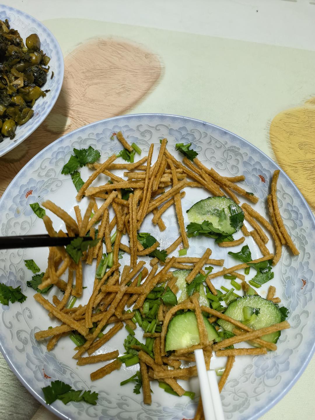 拌｜香菜拌馓子Cilantro Mixed with Fried Dough Twists