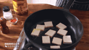 外焦里嫩，老豆腐这么做才更好吃 ！——香煎豆腐的做法 步骤2