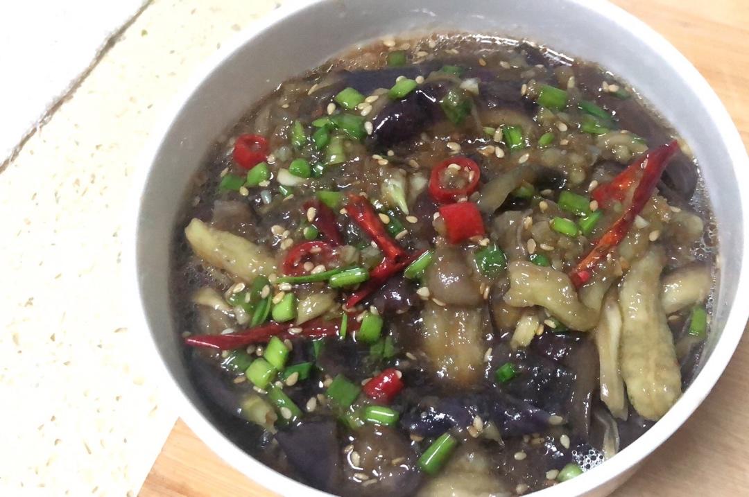做菜太热，懒宝贝接着10分钟快手算你狠的蒜泥蒸茄子