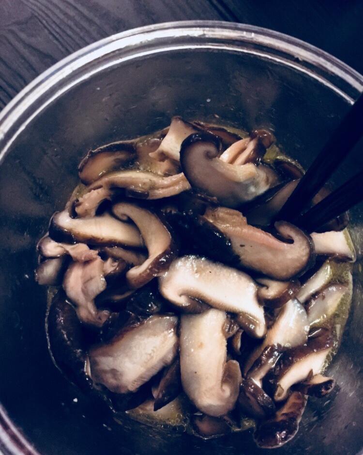 凉拌小香菇