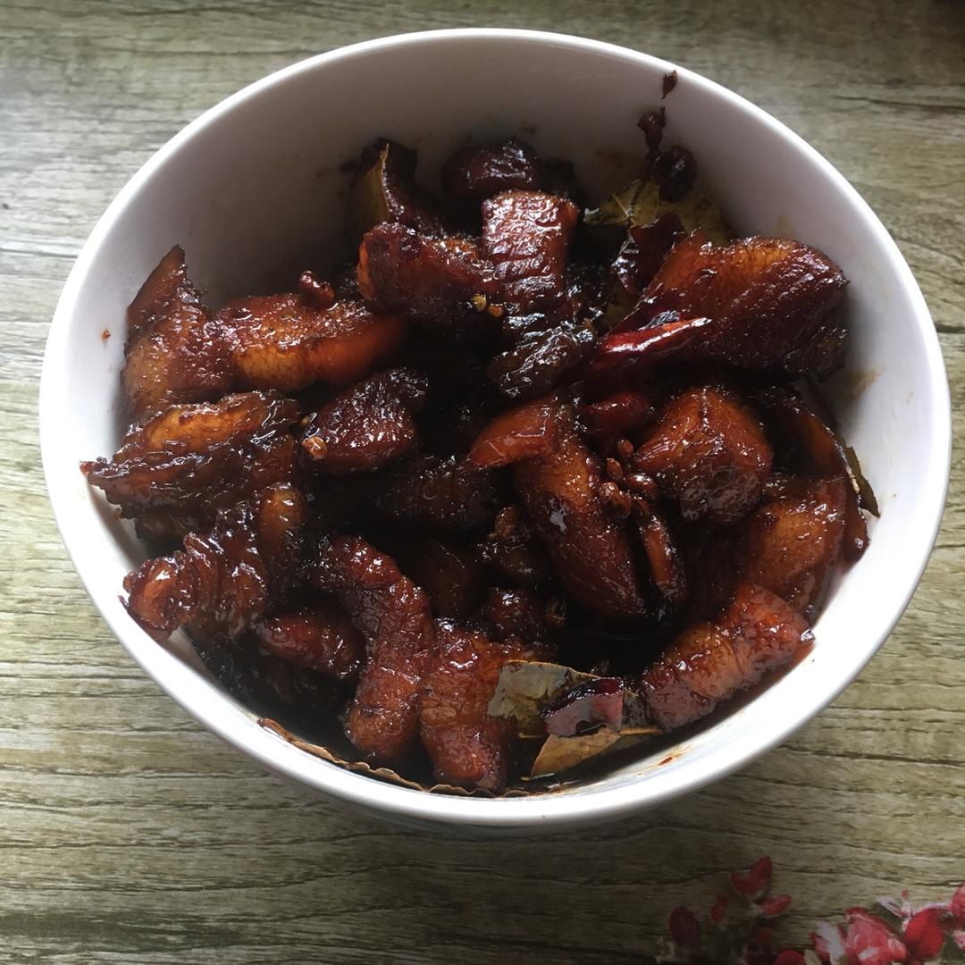 吃着碗里望着锅里的红烧肉