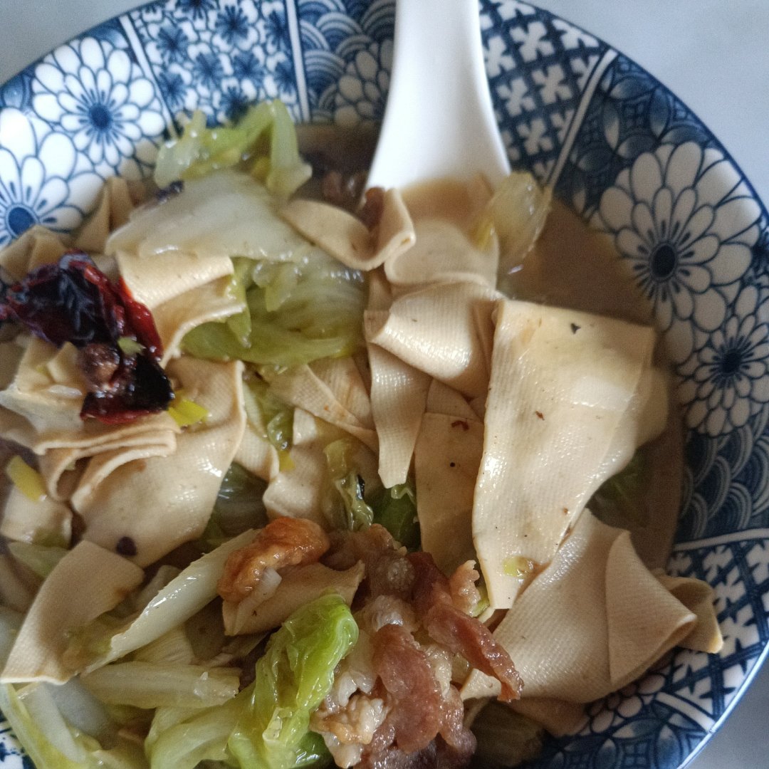 超级下饭的东北特色菜“白菜炖干豆腐五花肉”