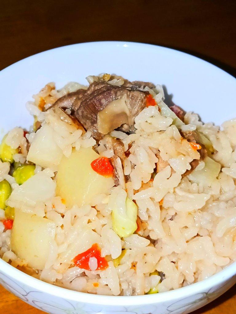 喷香排骨焖饭（爆好吃）