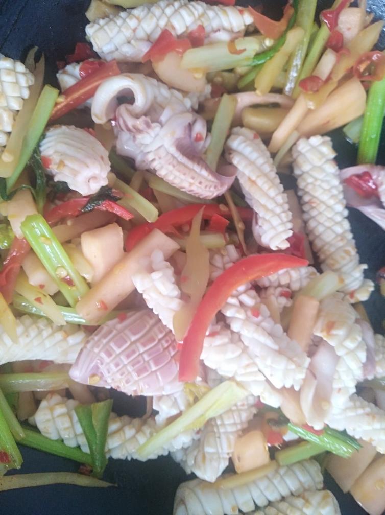 酸萝卜炒鱿鱼的做法