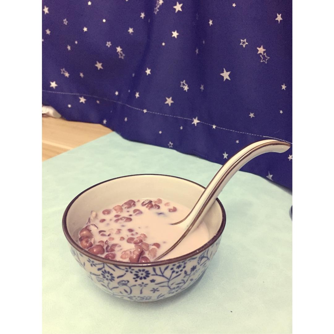 红枣红豆薏仁牛奶粥