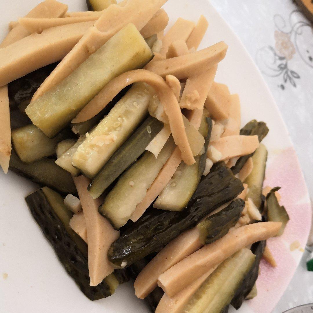 酸黄瓜炒火腿肠