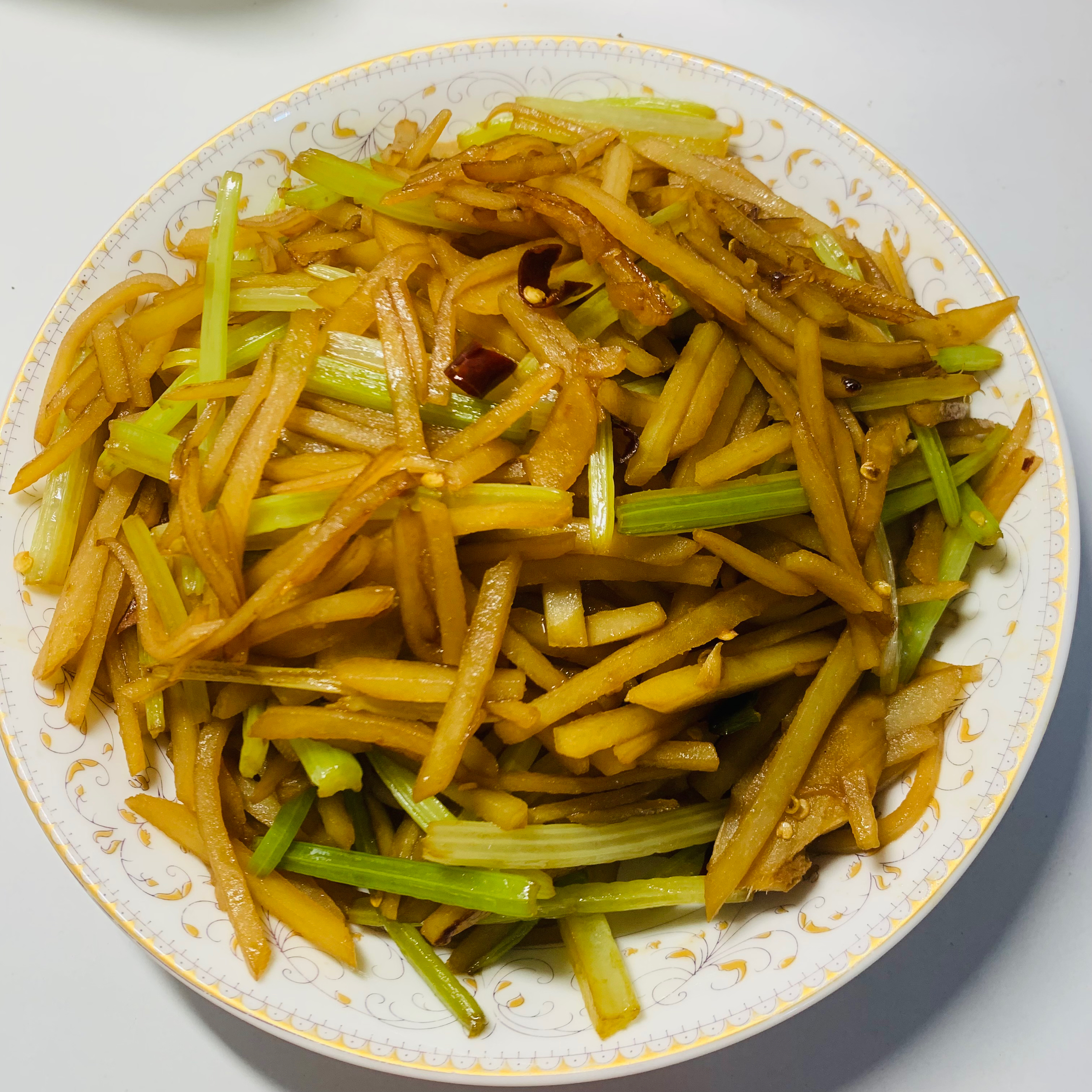 简单美味的家常菜！土豆丝炒芹菜