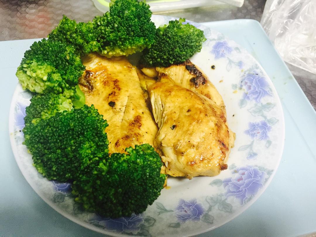 健身厨男版：香煎滑嫩鸡胸肉，全网最流行的鸡胸吃法！