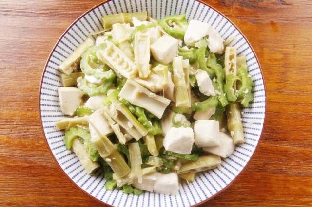 苦瓜咸笋豆腐的做法