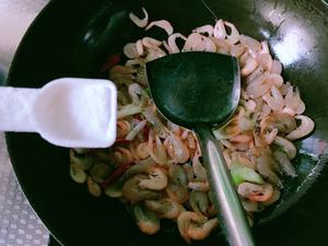 韭菜炒河虾的做法 步骤8