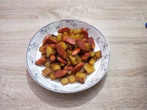 孜然味炒土豆香肠丁——香香的 特下饭的做法 步骤5
