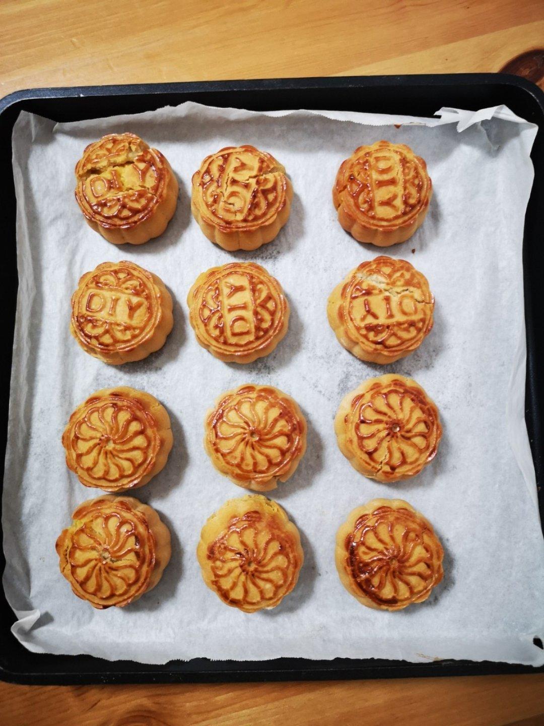 广式蛋黄莲蓉月饼