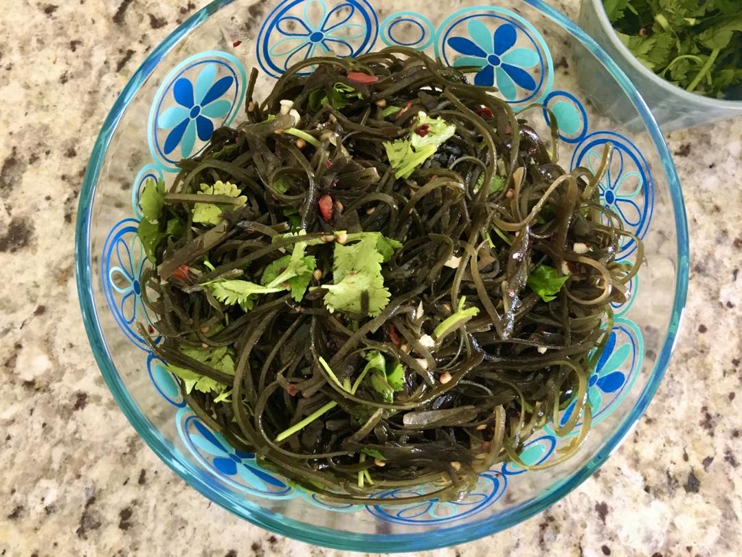 凉拌海带丝（酸辣麻香）爽口开胃咸甜适宜（配自制辣椒油方法）