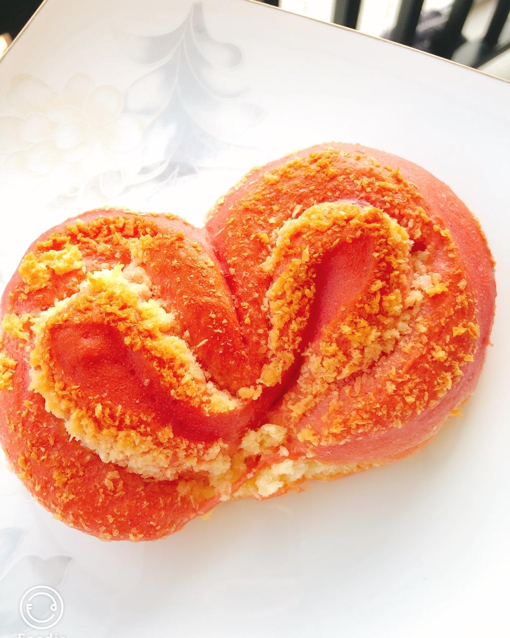 心形火龙果椰蓉面包