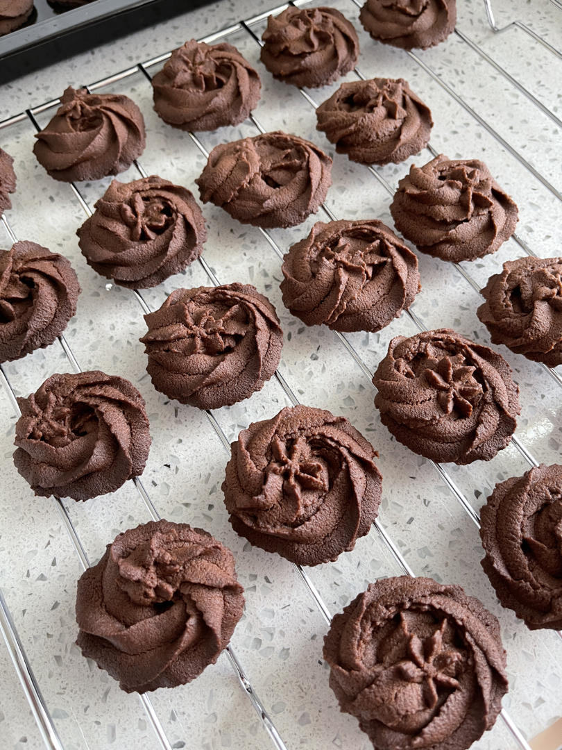 挤花毫无压力的巧克力曲奇