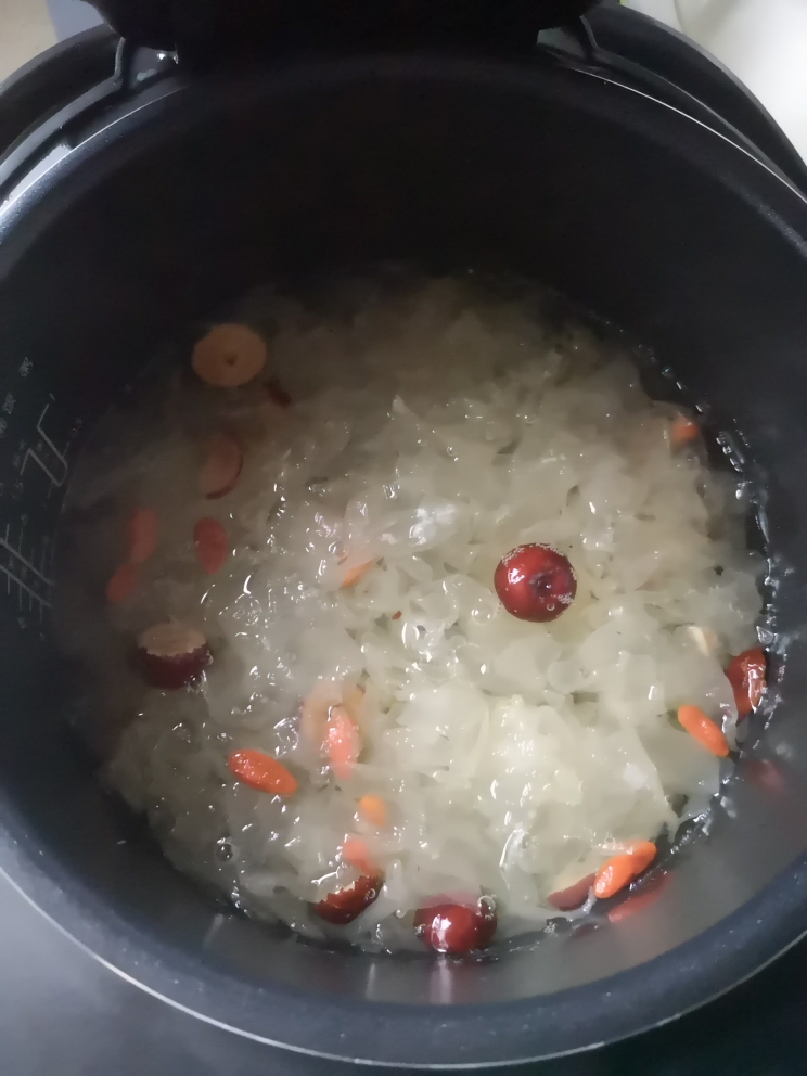 出胶的银耳红枣枸杞汤的做法 步骤6