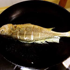 麻婆豆腐煮黄花鱼的做法 步骤4