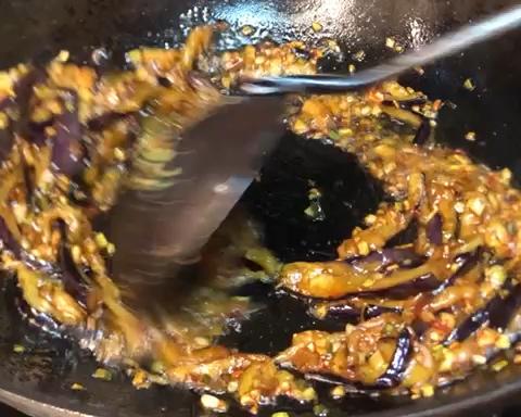 低油版一样美味的鱼香茄子适合疫情家里蹲哟（视频版详细步骤）的做法