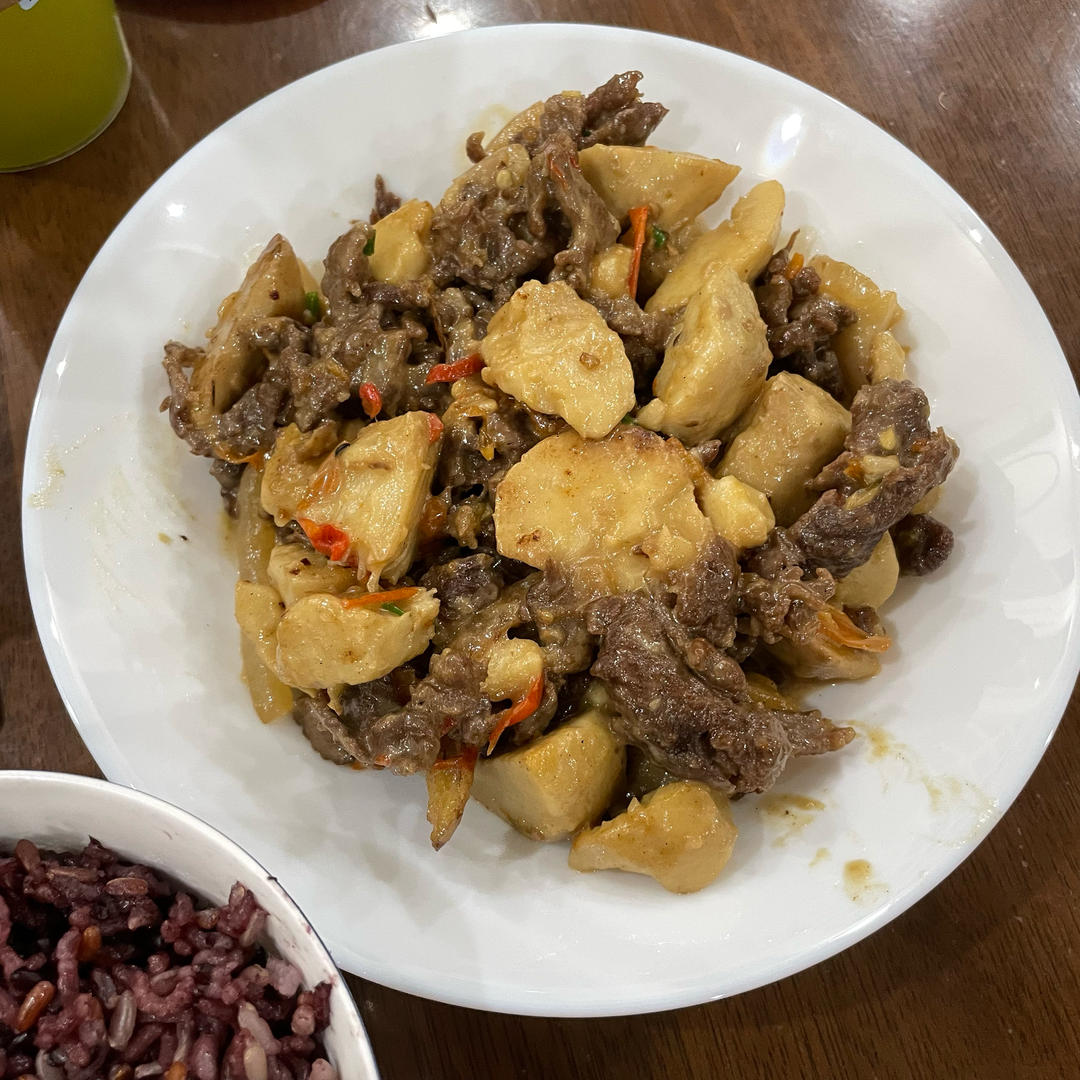 江西特色菜芋头烧牛肉，粉粉糯糯，炫了三碗米饭