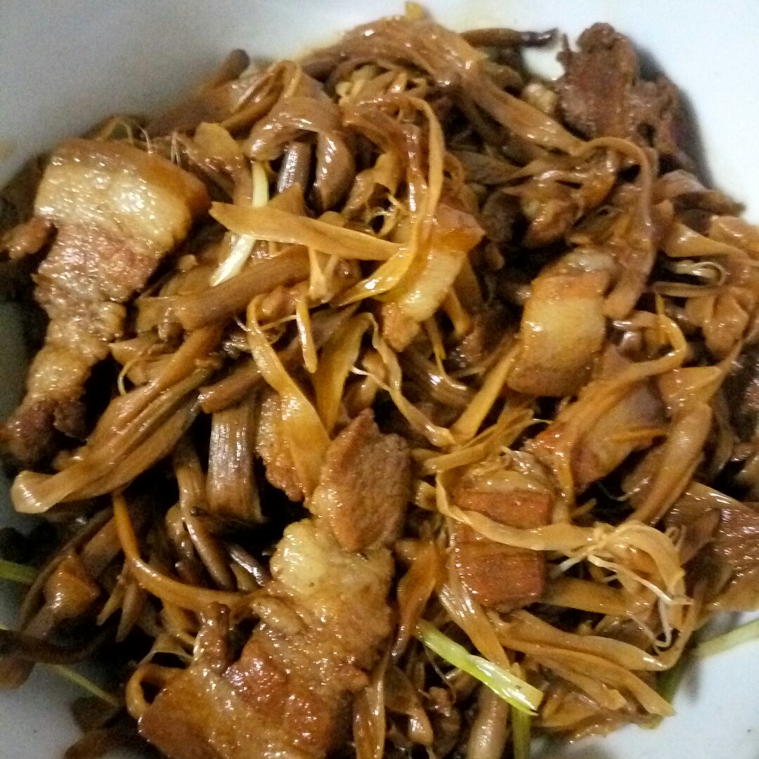蔓君5608做的五花肉烧干黄花菜的做法