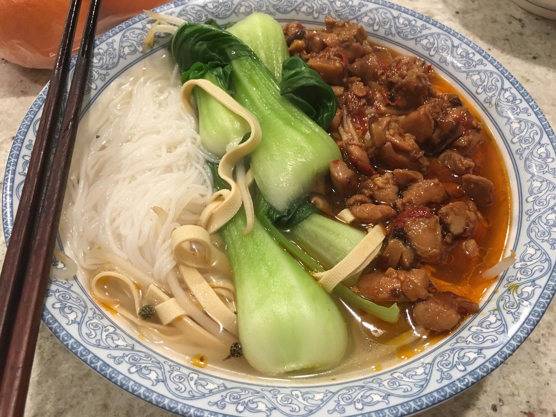 鸡丁米线的做法