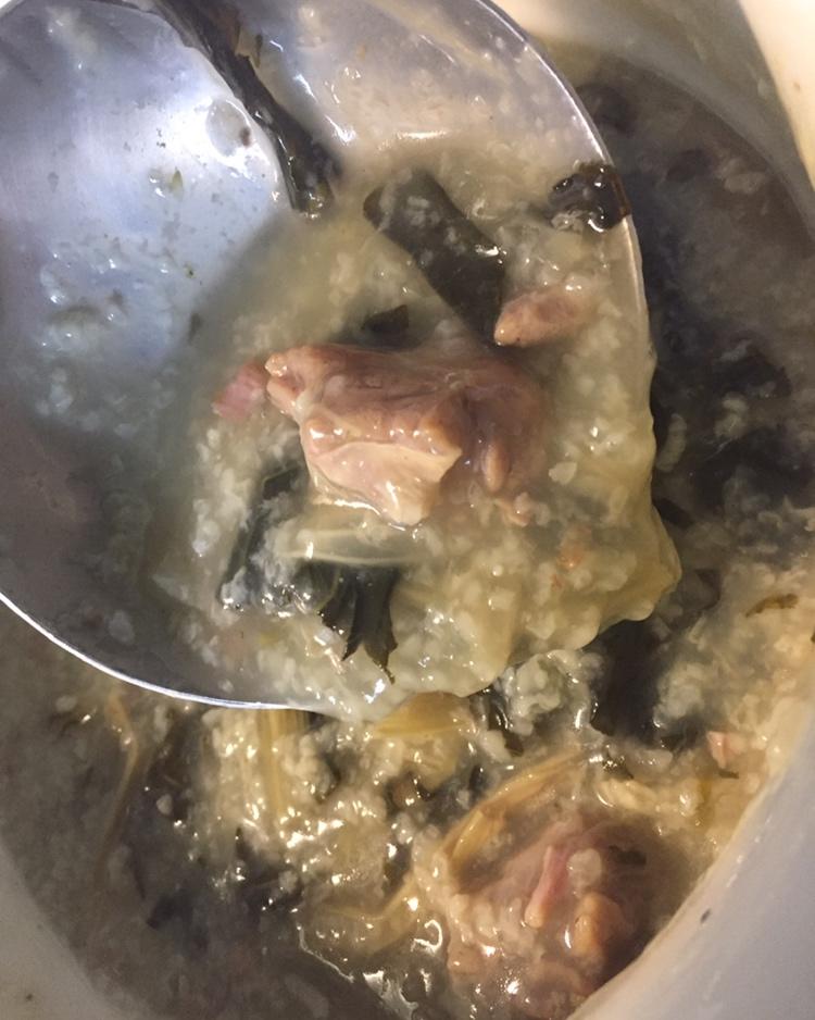 让我想起妈妈的【菜干咸猪骨粥】那股香气实在太温暖！