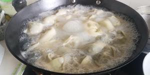 快手酸辣（火锅底料版）饺子（馄饨）的做法 步骤3