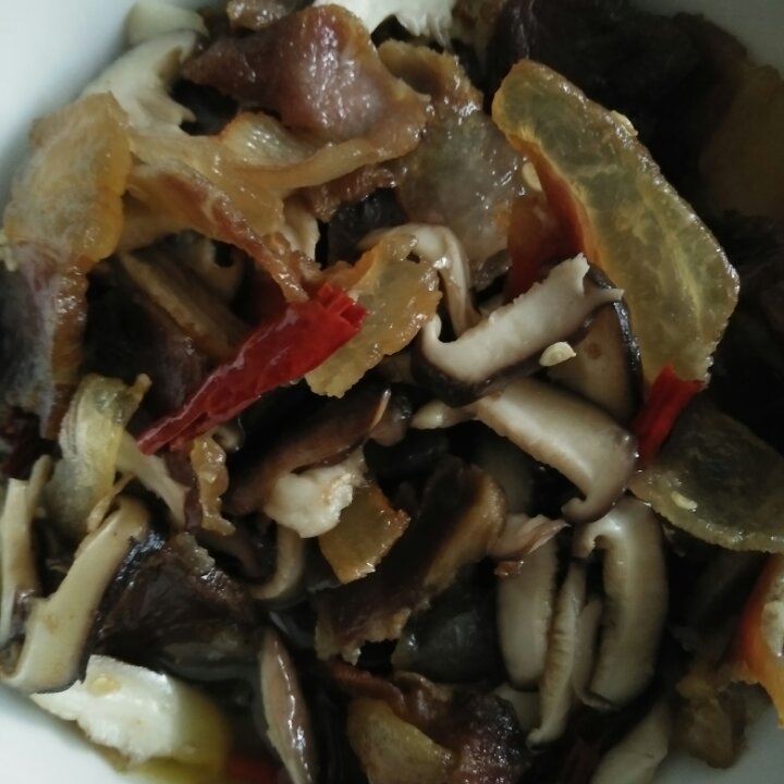 腊肉炒香菇