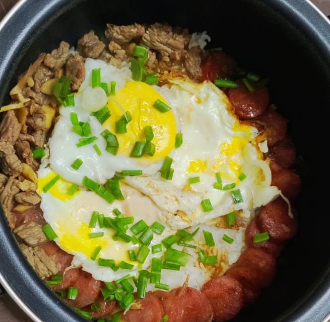 牛肉香肠煲仔饭