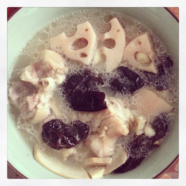 莲藕花生猪蹄汤