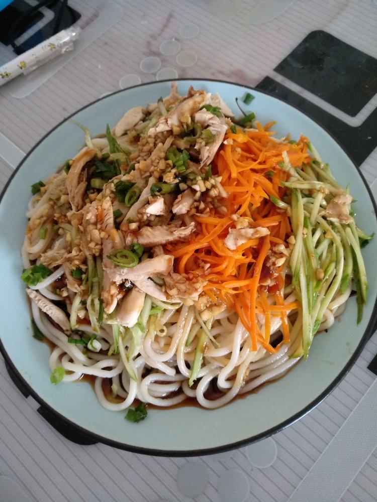夏日爽口鸡丝蔬菜凉面