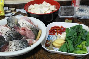 家常鲤鱼炖豆腐的做法 步骤3