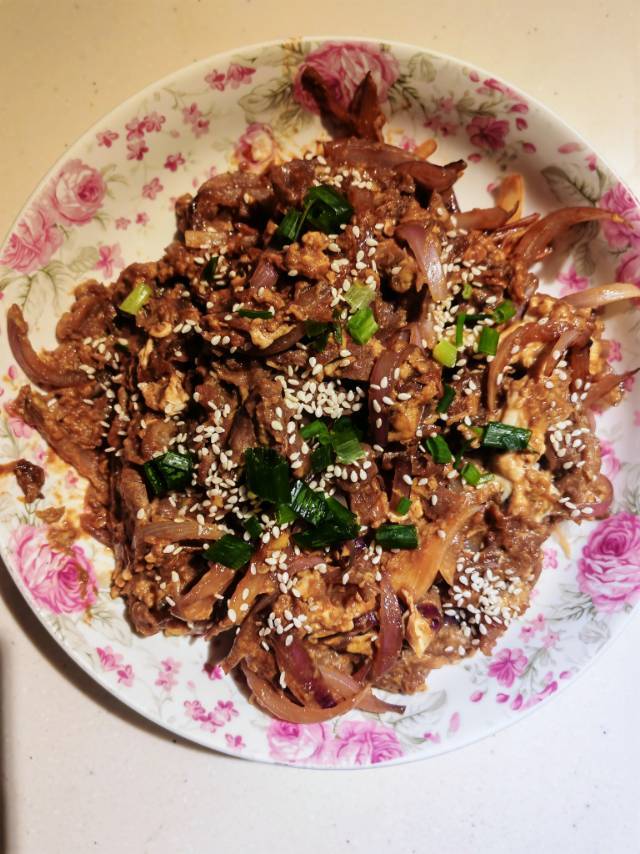 洋葱滑蛋肥牛卷/饭。一个人也要好好吃饭